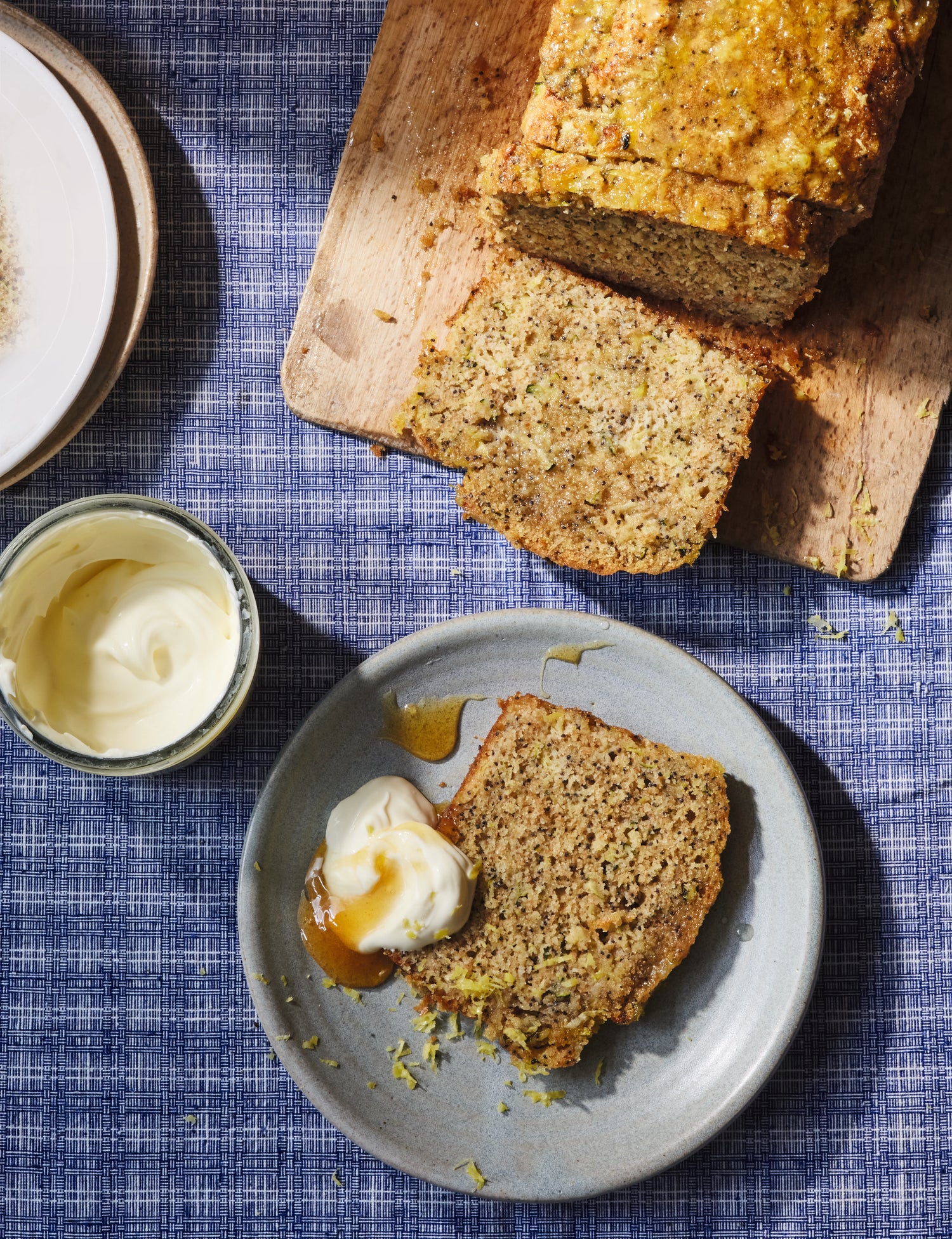 foto van de cake met courgette, honing en citroen gedresseerd op een bord
